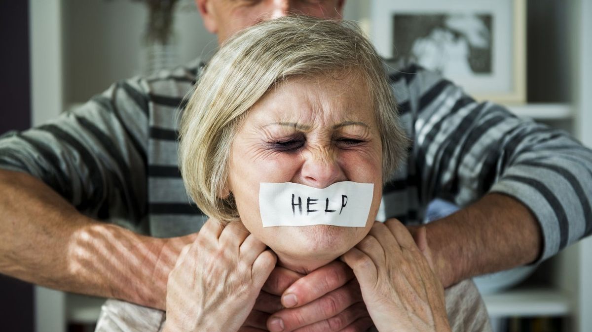Na Krétě vyšetřují desítky podezřelých úmrtí v domově pro seniory